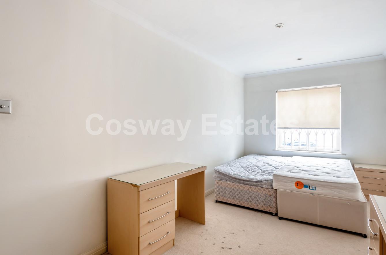 Goodwyn Avenue, Mill Hill